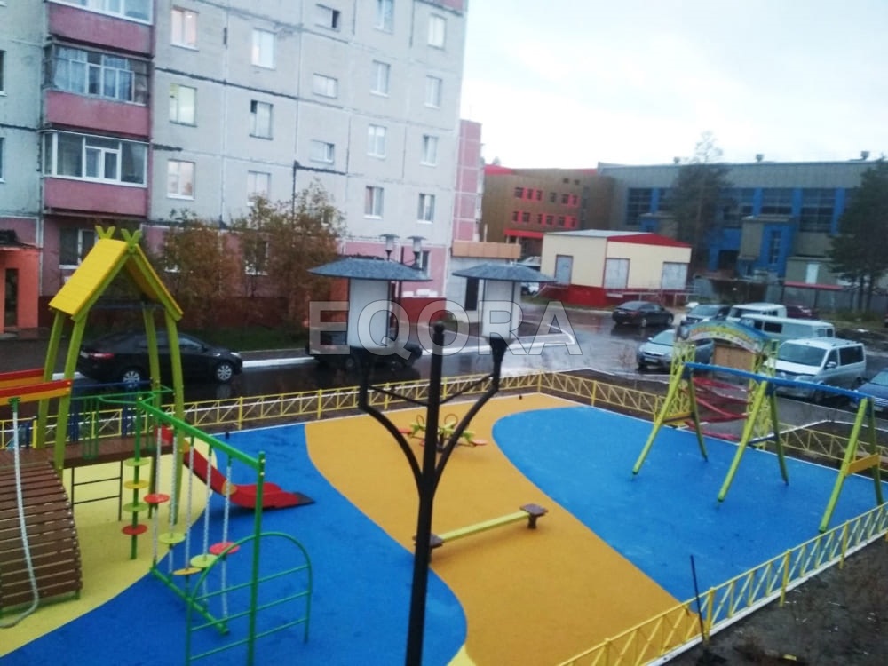 Цветное резиновое покрытие на детской площадке с горками