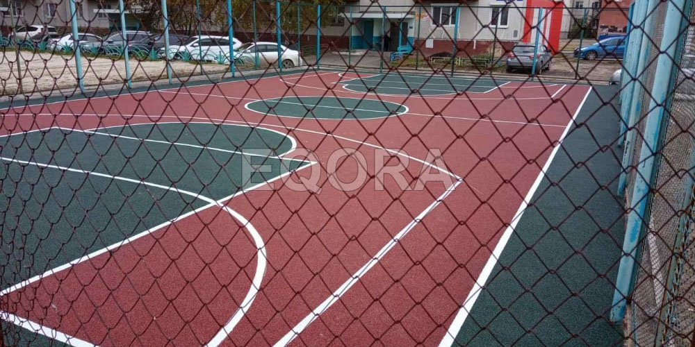 бесшовное покрытие из резиновой крошки на спортивной площадке
